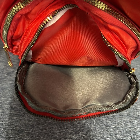 NIP Solid Color Quilted Adjustable Strap Crossbody Fanny Pack - Picture 6 of 7